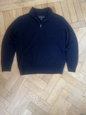 Christian Lacroix  - Helt ny Christian Lacroix quarter zip. 10/10 skick inga defekter. Storlek M passar någon runt 175-180. Materialet är 100% Merino ull