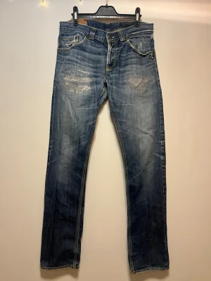 Dondup jeans - Säljer nu ett par dondup jeans med helt sjukt feta tvättningar och slitningar! Riktigt bra skick!Nypris: ca 3000 kr. Vårt pris: 999 kr! Pris kan diskuteras. Hör av dig vid minsta fundering!