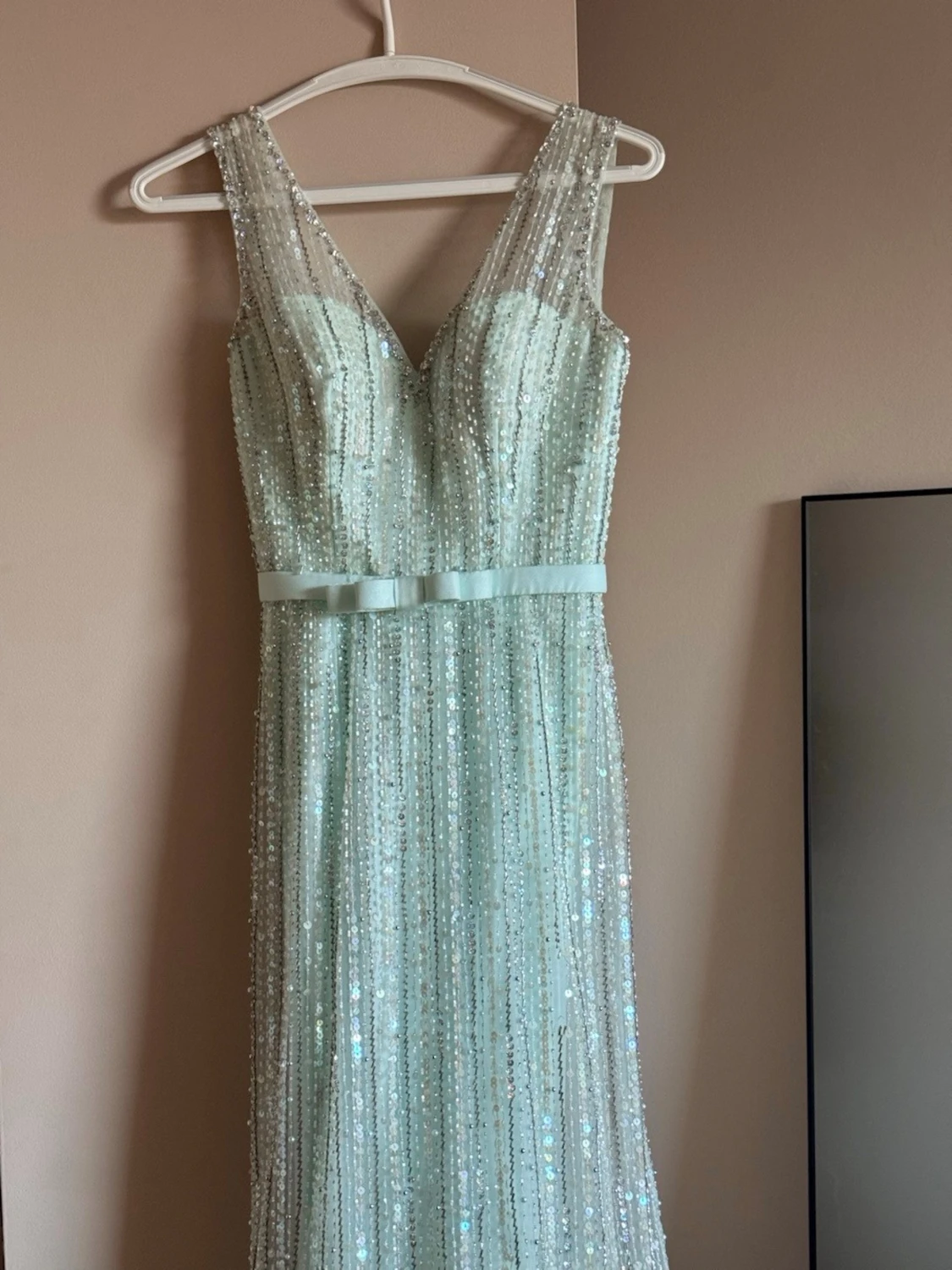 Ljusblå långklänning med paljetter från Dressroom Linne - 1