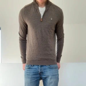Morris Half zip Merino ull - Säljer en sjukt fet Half zip från Morris i färgen brun. Tröjan är gjord i 100% Merino ull och är i mycket bra skick, den är även i strl M men sitter som en S! Hör gärna av er vid frågor elr funderingar!!