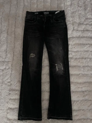 Svarta LTB jeans  - Svarta LTB jeans med slitningar i modellen VALERIE ❤️ storlek W28 L30
