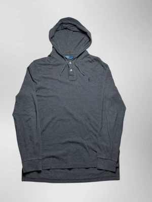 Ralph Lauren mesh hoodie - herr strl L - Säljer en Ralph Lauren soft mesh tunn hoodie med krage i grå färg i storlek L med broderad Ralph Lauren häst på vänster sida av bröstkorgen.  👕 Märke: Ralph Lauren 📏 Storlek: L 🎨 Färg: Grå 🧵 Material: 100% bomull 📐 Mått: 80 cm lång, 55 cm bred 📌 Skick: Mycket bra skick (se bilder)  💬 Hör av dig vid frågor 💰 Pris kan diskuteras vid snabb affär 📦 Skickas inom 24 timmar