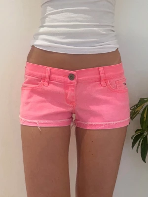Hollister lågmidjade jeansshorts  - Storlek W27 ~ S/M. Rakt över midjemått: 39cm. Gren: 16cm. Skickas inom 24h. Se liknande plagg i min profil! 