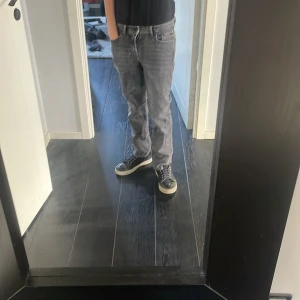 Grå jeans  - Rikigt snygga grå jeans från Jack and Jones. Passform regular, väldigt fint skick, 10/10 inga defekter, nypris 499, kan gå ner i pris vid snabb affär. Storlek 152 cm 
