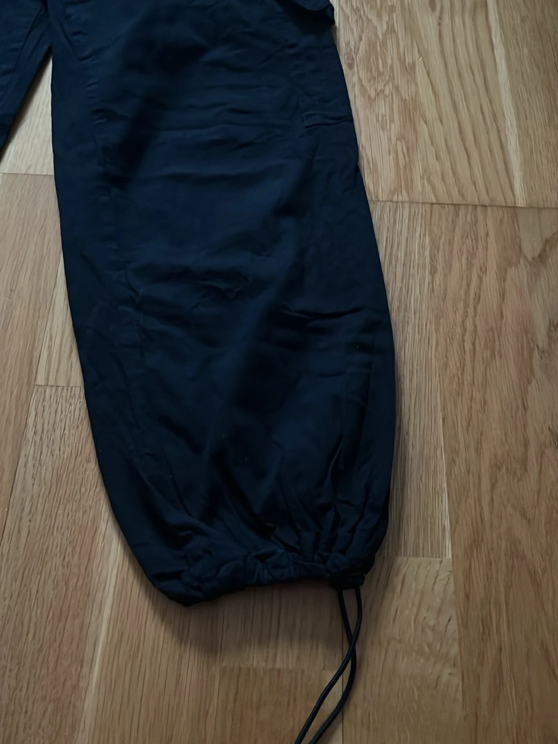 Svarta cargobyxor med dragsko - 1