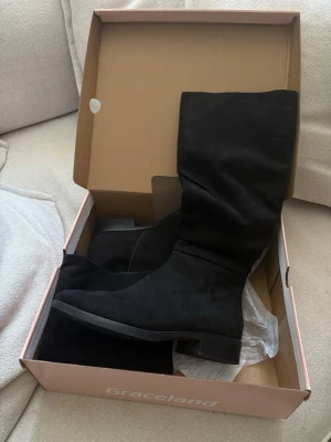 Svarta boots  - Snygga svarta boots i storlek 38 med väldigt liten klack som du ser på bilden. Endast använda en gång på en konsert så i väldigt bra skick och inga synliga defekter. Nypris är 599 men säljer för endast 350 pris går att diskuteras! Skriv för fler bilder. Har även kvitto och kartong!