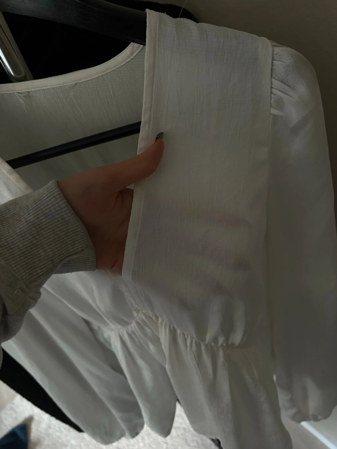 Vit blus med v-ringning och puffärm - 1