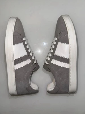 Gråa sneakers från Elbsand med vita detaljer - Helt nya 