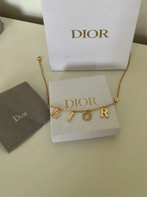 Guldhalsband i present förpackning  - Snyggt halsband. Perfekt accessoar för att lyfta din outfit. Kommer med present förpackning 