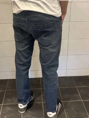 Blå dondup George jeans - Säljer nu ett par blå dondup jeans som är i modellen George. Dem är i riktigt fint skick och är självklart äkta. Hör av dig vid frågor eller funderingar! Kan tänka mig gå ner i rimligt pris.