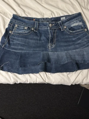 Blå jeanskjol från Miss Me - Midj: 40cm tvärsöver, Midjehöjd: 19cm❤️