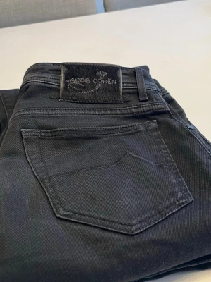 Jacob Cohen jeans 688.c - Fräscha svarta Jacob Cohen jeans type 688.c Storlek 33 | använda väldigt få gånger | Nypris 3500-5000kr! Säljer dessa för endast 749! | hör av dig vid frågor ! 