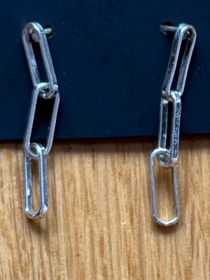 Silver örhängen  - Silver örhängen med kedjedetalj, ej riktig silver.