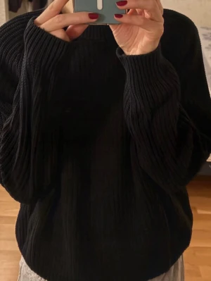 Svart stickad tröja - Svart stickad tröja från Lager 157 i storlek M.