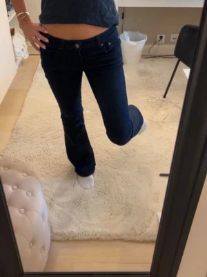 Mörkblå bootcut jeans - Snygga lågmidjade jeans, storlek 36 från Zara 