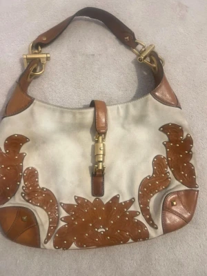 Gucci Jackie väska  - Jätte fin Gucci väska i modell Jackie! Köpt länge sen och är vintage så går ej att få tag på. Jätte fint skick men lite smutsig