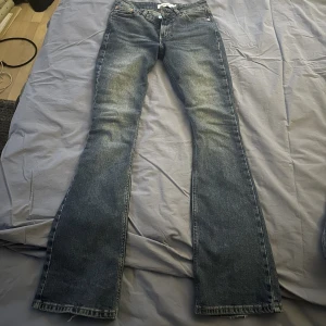 Low waist Bootcut jeans - As snygga mörkblåa jeans❤️står att de är i storlek xs men sitter perfekt på mig som har s och är för långa på mig❤️skriv för mer frågor❤️