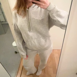 Grå hoodie från BikBok - Mysig grå hoodie från BikBok i storlek S. Perfekt för en avslappnad stil med sin mjuka insida och klassiska design. Den har en praktisk ficka framtill och justerbar dragsko i huvan. Ett måste för garderoben! 🩶