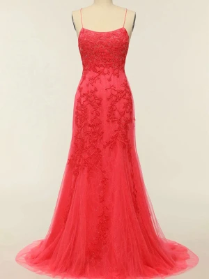 Röd långklänning med spetsdetaljer - Elegant korall långklänning med tunna axelband och vacker spetsapplikation över hela klänningen. Klänningen har öppen rygg med snörning och ett svepande släp i tyll. Perfekt för bal eller festliga tillfällen. Helt ny aldrig använd.