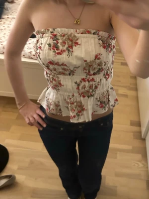 &Other stories topp🌺 - Väldigt söt topp från &Other Stories!🌺❤️ Passar så bra till våren o sommaren o är enkel att styla med jeans eller kjol! Den har även små pärldetaljer som är dö gulliga!!