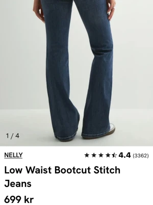 Low waist bootcut jeans från Nelly - Snygga mörkblå bootcut jeans från Nelly low waist i storlek 34. En liten vit fläck på ett av benen som man inte lägger märke till.