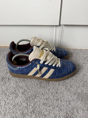 Adidas X Wales Bonner - LÖNEDEAL! | Hej, säljer nu dessa riktigt snygga Adidas X Wales Bonner croc skor. | Just denna storleken finns inte att köpa för billigare än 7k och dessa är i mycket bra skick. | Skorna är köpta ifrån Sellpy där allt ska vara äkta. Borde alltså vara äkta! | Hör av er vid frågor!🌟