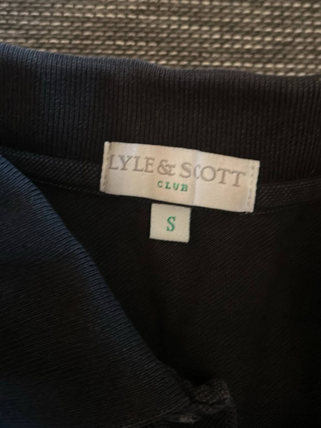 Svart pikétröja från Lyle & Scott - 1