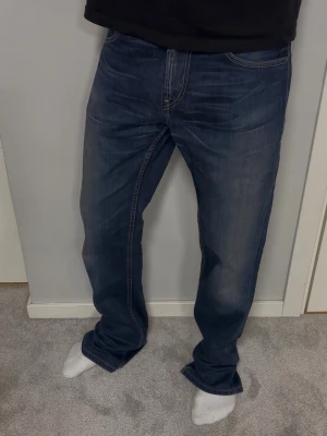 Levi's 511 - Levi's Jeans | Modell: 511 | Skick 9/10 mycket bra |  *Minimal fläck på höger knä (bild 7) | Nypris ca 2500kr | Mitt pris 1099kr | Size: 33/34 | Modellen är 182cm och väger 67kg | Midja: 43cm | Ytterbenslängd: 111cm | Benöppning: 21cm | Lår: 28cm | Jeansen kan sys upp vid efterfrågan | Kom gärna pm vid frågor eller funderingar |
