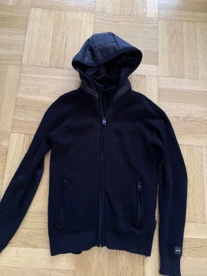Stickade Cardigan - Indicode  - En väldigt fin och eftertraktad stickad cardigan ifrån märket indicode. Slutsåld överallt och därav ökad efterfrågan. Den är i färgen svart och är i väldigt fint skick. Passar perfekt nu till våren. Hör gärna av er vid eventuella frågor! 🤩