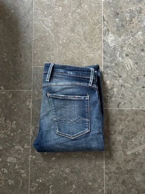 Replay anbass - Replay anbass i sjukt bra skick || Ritkigt snygg tvätt med subtila slitningar || Strlk W31 L34 ( sitter mer som W32 L32 ) || Kan gå ner i pris vid en snabb affär, bara att skriva vid frågor och funderingar!🙌