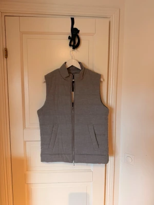 Grå Dressmann väst - helt ny  - Säljer en riktigt schysst tygaktig väst från dressmann, helt ny med tagg. Riktigt snygg väst som passar både till en formell outfit men också med en casual hoodie. Kom gärna med prisförslag! 