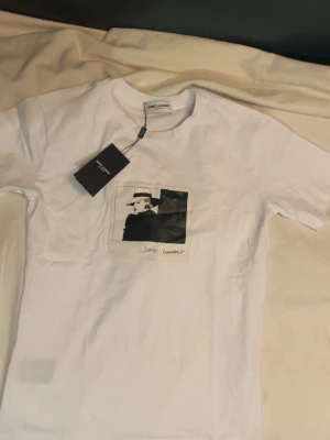 Sällsynt Saint Laurent t shirt  - Tja, säljer denna väldigt snygga och sällsynta saint Laurent t shirten i helt nytt skick! Vid frågor eller liknande kan man kontakta mig!