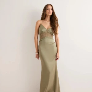 Nelly grön balklänning - Intressekoll ❗️❗️Så fin klänning från Nelly, helt oanvänd med prislappkvar. Kan tänka mig att sälja vid ett bra pris💕 Helt slutsåld på hemsidan! Skriv för prisförslag.