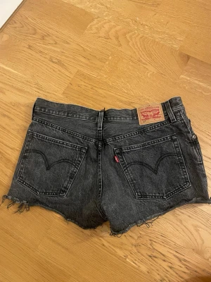 Svarta Levi's jeansshorts  - Svarta Levis shorts passar s/m