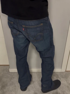 Levi's 506 Standard - Levi's Jeans | Modell: 506 Standard | Skick 9/10 mycket bra | *Väldigt svag fläck som förmodligen går bort nere vid foten (bild 6) | Nypris ca 2500kr | Mitt pris 899kr | Size: 31/30 | Modellen är 182cm och väger 67kg | Midja: 42cm | Ytterbenslängd: 105cm | Benöppning: 22cm | Lår: 29cm | Kom gärna pm vid frågor eller funderingar |