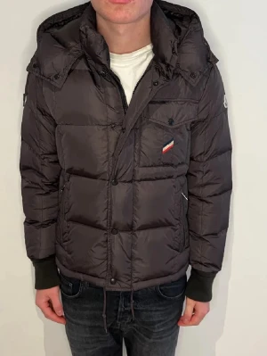 Moncler jacka  - Skick: 9.5/10 | size 2/M (sitter mindre)
