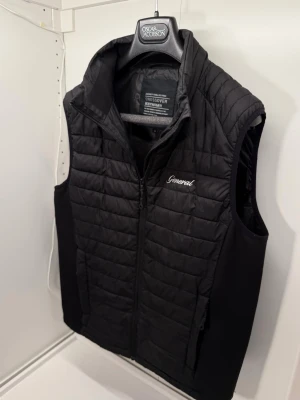 General väst - Eftertraktad Generalsnus väst! Denna hittar du ingen annanstans. Storlek M