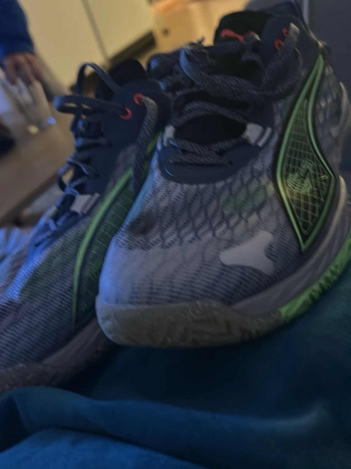 Gråa sneakers med gröna detaljer