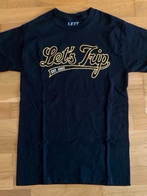 Sturniolo triplets officiell merch  - Officiell Sturniolo Triplets “Let’s Trip”-t-shirt! ✨ Köpt från deras merch släpp under Black Friday. T-shirten ingick i ett limited edition släpp och kommer inte säljas igen!  • Endast använd en gång • Storlek: S • Originalpris: cirka 1100 kr • Frakten från USA är dyrt vid beställning från deras hemsida, vilket tyvärr gör totalpriset högt. Öppen för prisförslag! 