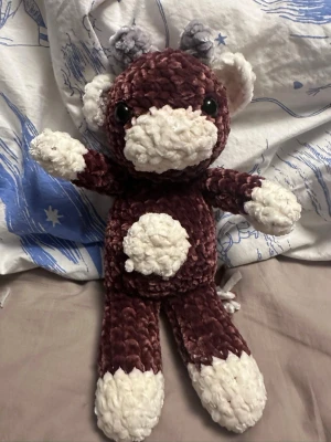 Mjukistjur kossa  - Söt mjukistjur i brun och vit plysch med stora svarta ögon, vita horn och detaljer på mage, nos, tassar och öron. Perfekt som gosedjur eller dekoration. Tillverkad i mjukt, fluffigt material som är skönt att krama. Ca 30 cm lång