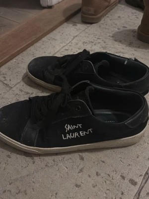 Svarta Saint Laurent sneakers - Svarta Saint Laurent skor som är lite trasiga vid sidan men det syns knappast! OBS PRIS KAN DISKUTERAS 🙌!!!