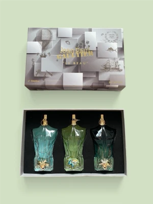 Giftset - ✨ Stilrent parfymset från Jean Paul Gaultier ✨    3 flaskor med 40 ml i varje – perfekt för dig som gillar fräscha och maskulina dofter 🌿    📦 Levereras i original presentask   💎 Mycket fint skick (se bild)   🎁 Perfekt som gåva eller till dig själv    Skicka gärna ett prisförslag!