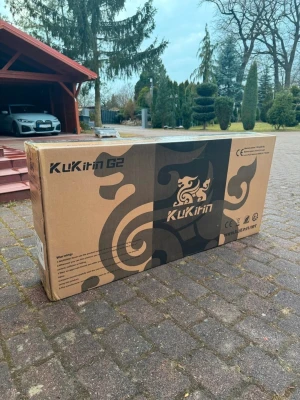 Kukirin G2 helt ny i box oöppnad - Jag säljer en NY KuKirin G2 elscooter med ett års garanti. Scootern är helt ny, oanvänd och fullt fungerande - redo att köras. Nypris på den var 539€, finns även digital kvitto på det.  KuKirin G2 är en av de mest populära elscooterna - kraftfull, snabb och bekväm för vardagskörning.  Kraftfull 800W motor - snabb acceleration Lång räckvidd på 55km varje laddning. Maximalfart på 45km/h.