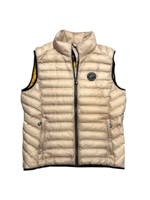 Beige dunväst från Pelle P herr - Snygg beige dunväst från Pelle P med gul insida och svart kantband. Västen har två dragkedjeförsedda fickor, hög krage och ett rundat Pelle P-märke på bröstet. Perfekt för lager-på-lager och riktigt skön att bära under kyliga dagar. Nypris är ca 1800