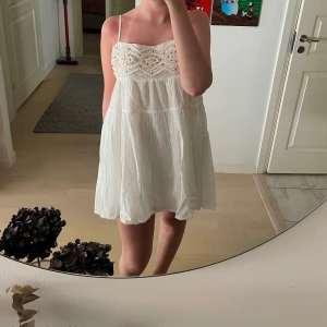 Vit sommarklänning - Säljer denna söta vita klänning med detaljmönster på framsidan💞💞💞 använd ca 2 gånger och passar så bra nu till sommaren😍 