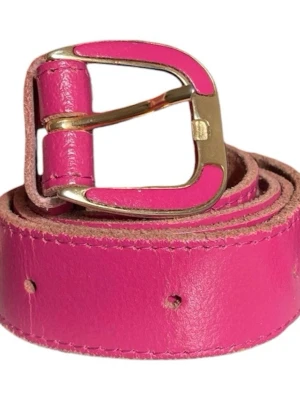 Rosa läderbälte   - Rosa läderbälte med guldiga detaljer 🩷Totala längd (utan spänne): 91 cm. * pyttesmå skråpor(se sista bilden), som inte alls är så märkbart. Jag brukar ha strl S i byxor för referens