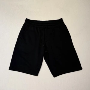 Svarta shorts  - Svarta shorts i nyskick. Inga defekter, jag säljer då dom inte passar mig längre. 