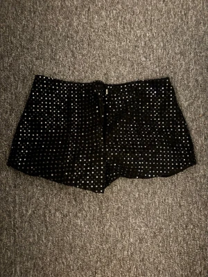 Svarta glitter shorts  - Snygga svarta glitter shorts som är perfekta för fest säljer i storlek S och är bara använda vid ett tillfälle 