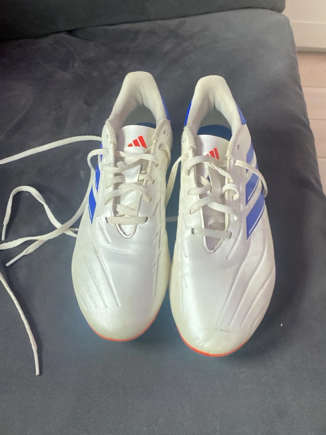 Vita Adidas fotbollsskor med blå ränder