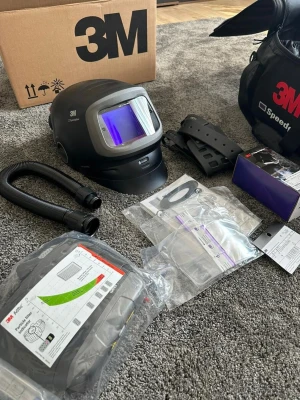 3M Speedglas svetshjälm med tillbehör - 3M Speedglas G5-01 – TOP professionell hjälm | NY |   Jag säljer en original professionell svetshjälm 3M Speedglas G5-01 – den högsta Speedglas-serien. Hjälmen är helt ny, endast uppackad, aldrig använd, utan en enda repa.  Föreställningen inkluderar ett komplett original 3M-set: ✔ Speedglas G5-01 hjälm ✔ original 3M-väska ✔ luftslang / förberedelse för PAPR ✔ laddare ✔ manualer ✔ skyddsglasögon ✔ se alla riktiga bilder  Fördelar med G5-01-modellen: – topp Speedglas-optik – maximal kom